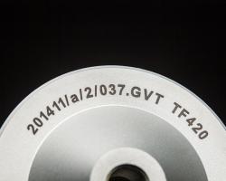 Marcado industrial aplicado a una pieza metálica para su identificación.