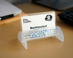 Tarjetero expositor personalizado para tarjetas de visita en una mesa de oficina