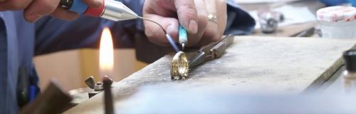 Gravotech - anillo de oro ardiente de joyero