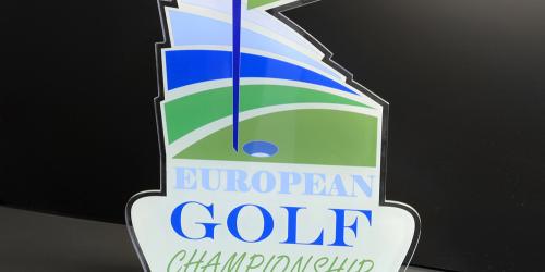 Impresión UV en un trofeo acrílico para la exposición de un campeonato de golf
