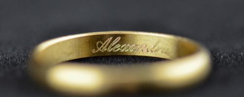 Grabado por dentro del nombre Alexandra en una alianza de oro