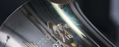 Grabado en acero inoxidable del nombre "Timothée" y una fecha en una copa de bautizo