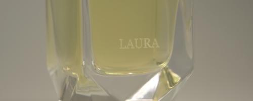 Grabado láser en vidrio de un nombre en un frasco de perfume para una personalización elegante