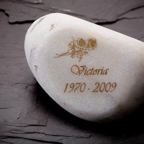 Piedra funeraria grabada