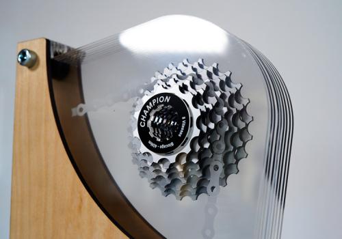 Trofeo acrílico con equipo de ciclismo, realizado con grabadora láser CO2