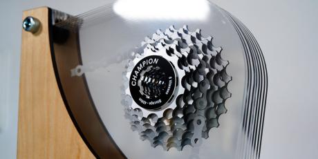 Trofeo acrílico con equipo de ciclismo, realizado con grabadora láser CO2