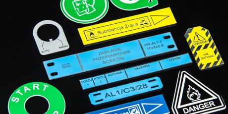 Placas de identificación de colores grabadas para etiquetado, señalización de seguridad e identificación de equipos.